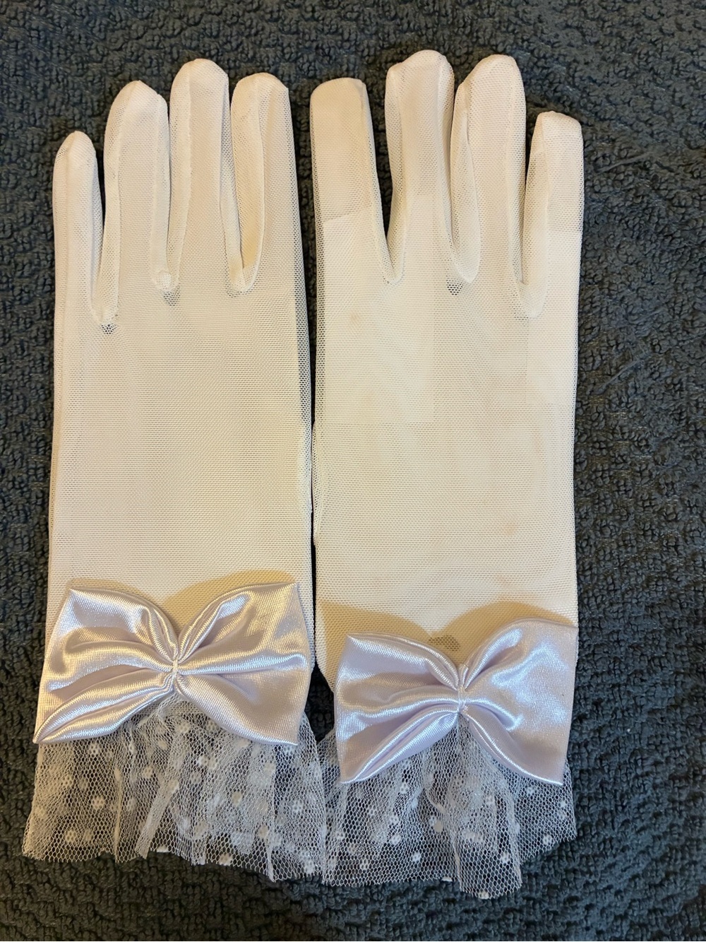 Elegant Women's White Gloves with Bow Detail.